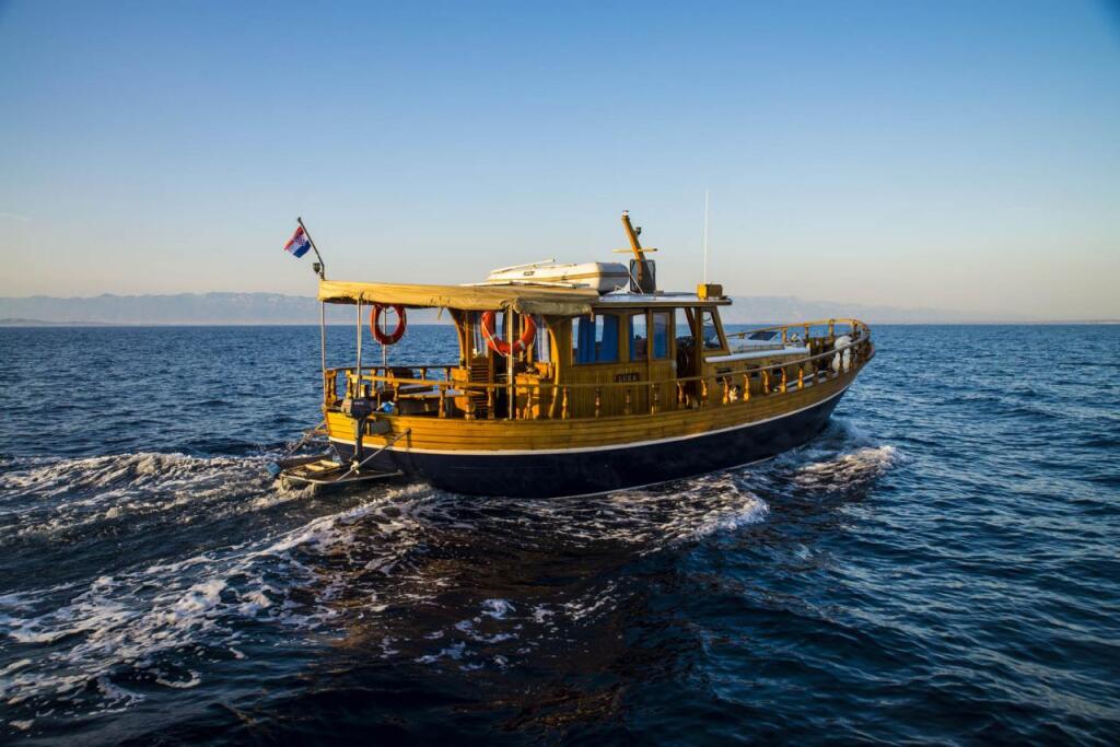 Motor yacht 