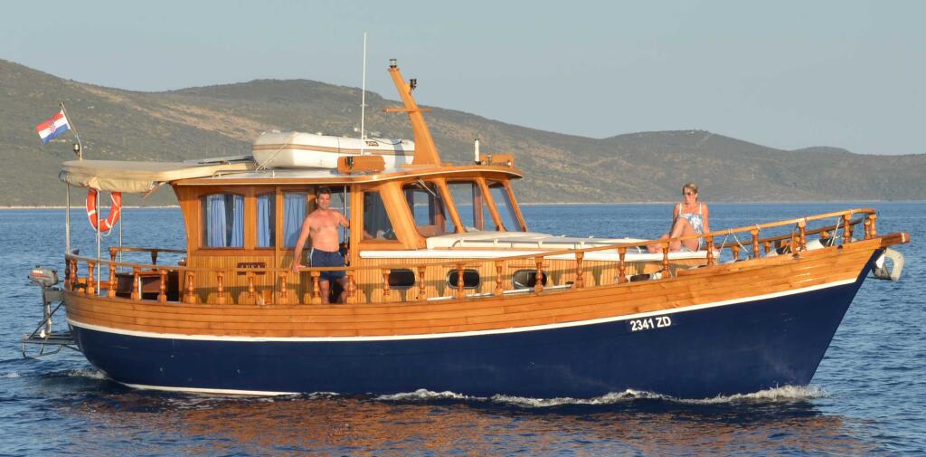 Motor yacht 