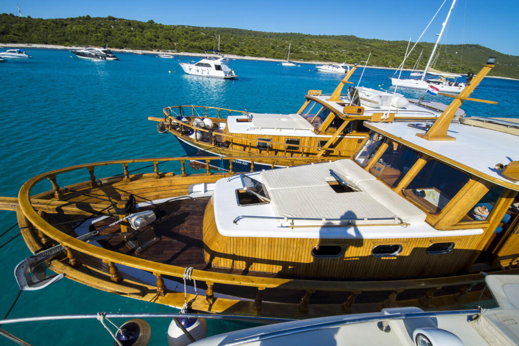 Motor yacht 