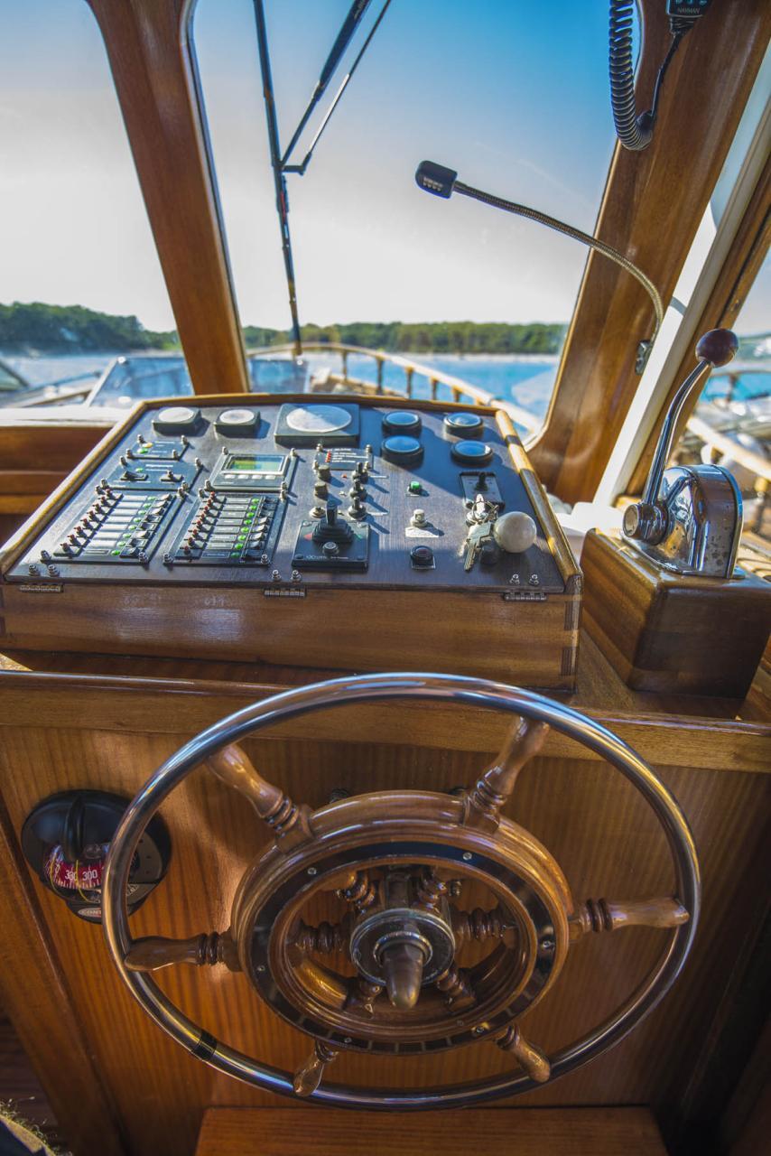 Motor yacht 