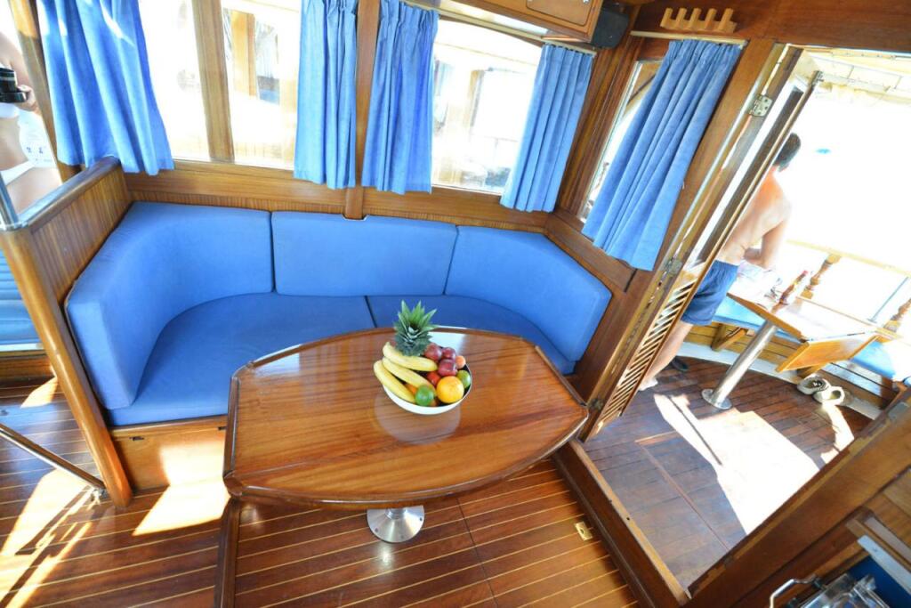 Motor yacht 