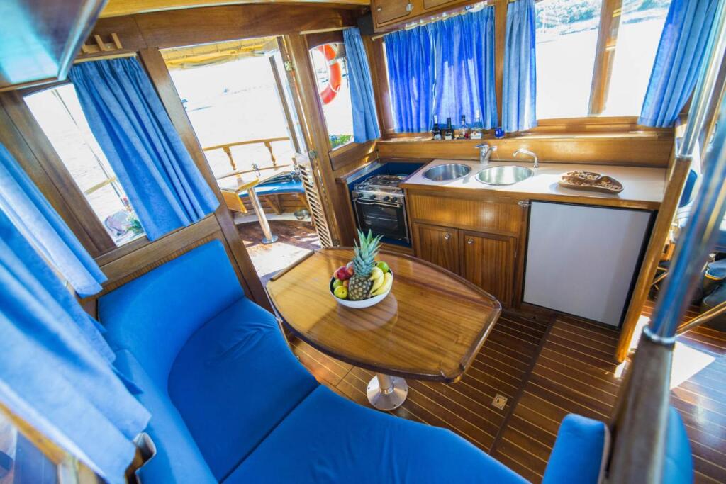 Motor yacht 