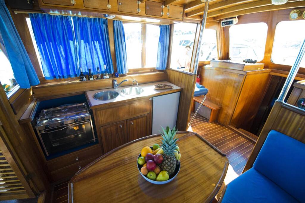 Motor yacht 