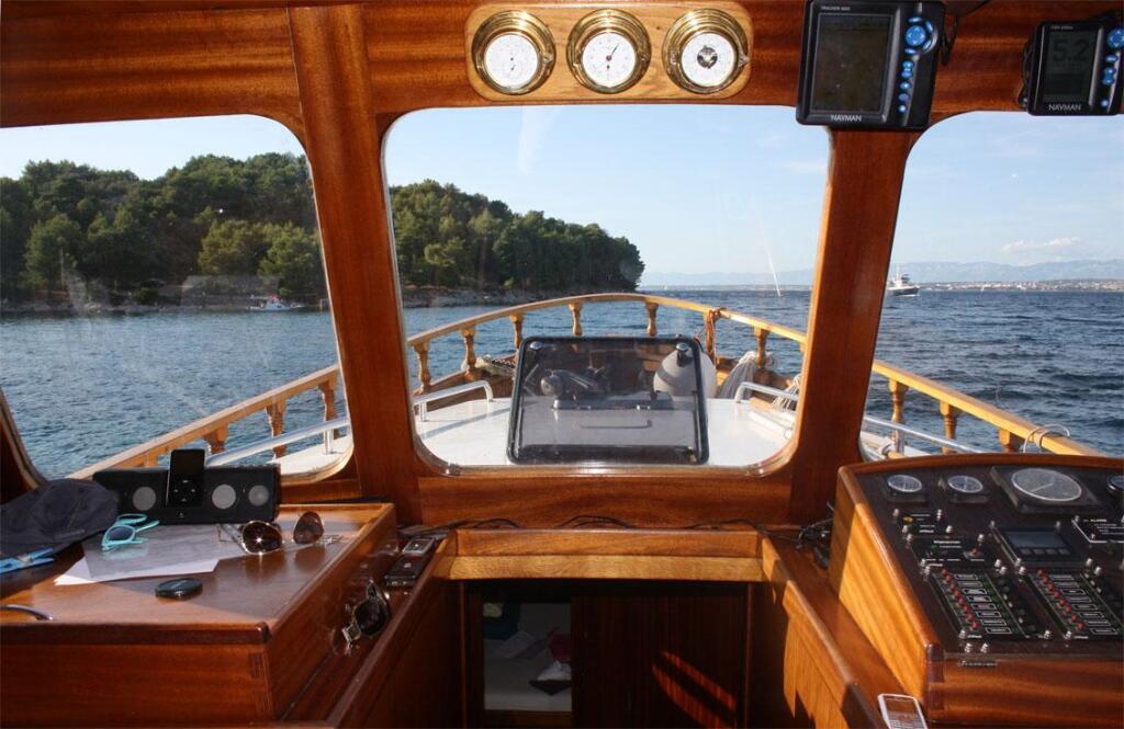 Motor yacht 
