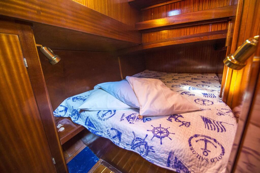 Motor yacht 