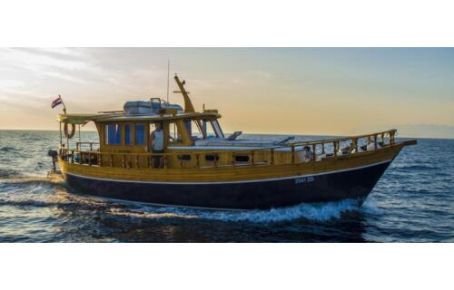 Motor yacht 