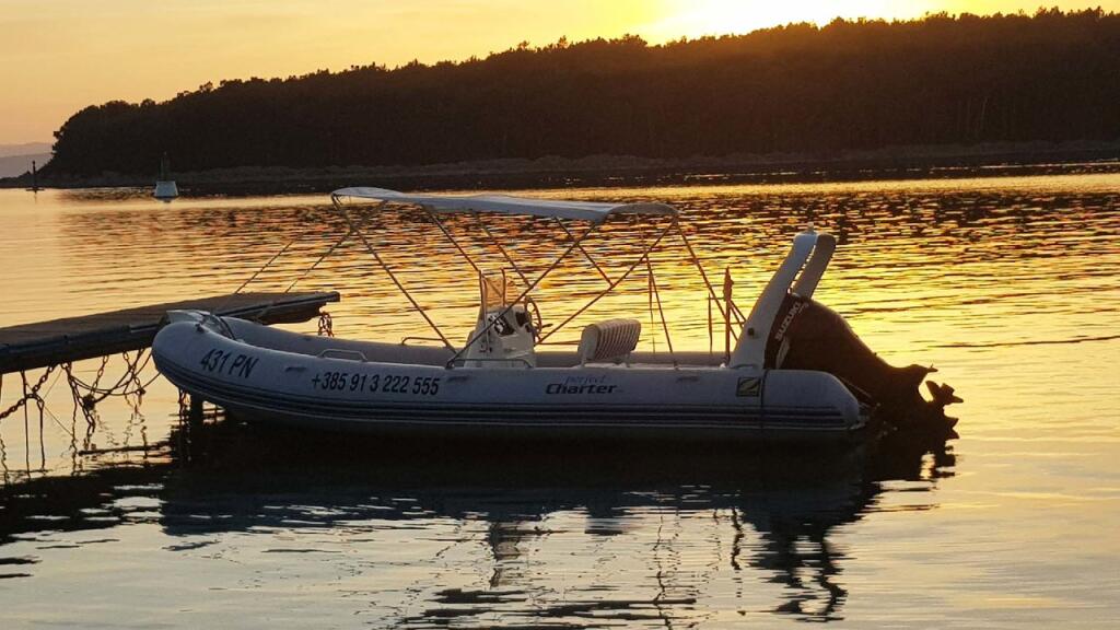 Rubber boat (R.I.B.) 